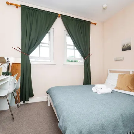 Compact Ensuite Near Stephen's Green, *