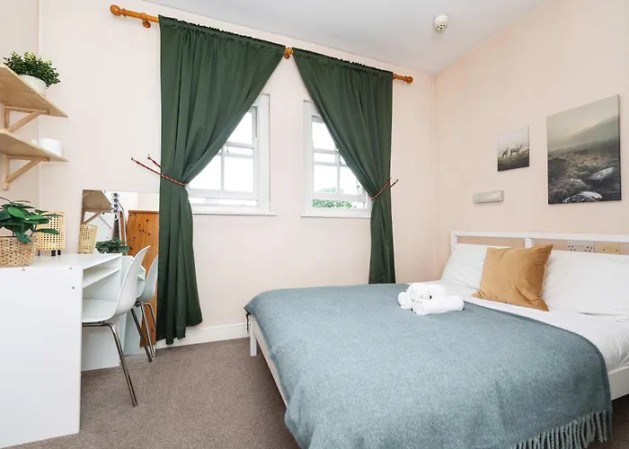 Compact Ensuite Near Stephen's Green, *